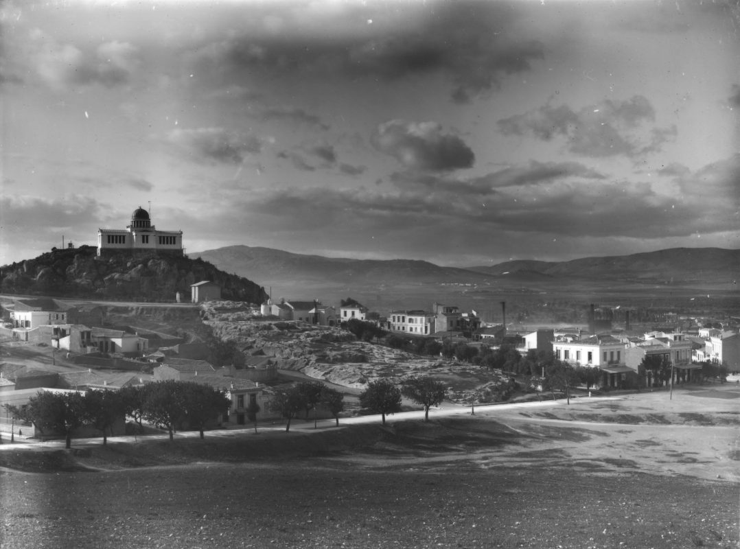 Το Αστεροσκοπείο και τα λαξεύματα του ιερού του Διός, στο κέντρο, με τις νεόκτιστες οικοδομές προ του 1927, έτος ανέγερσης της σημερινής Αγίας Μαρίνας (Nicholson Museum, Professor W.J. Woodhouse Collection).