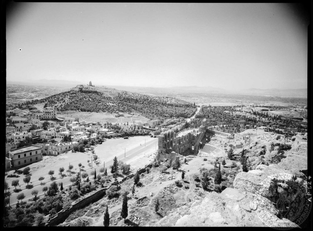 Most of the area of the Hill of the Muses (Philopappos) is already covered by trees; to the left, behind the houses, a triangular plot that still remains unbuilt (American School of Classical Studies at Athens, Archaeological Photographic Collection, AP 0524).