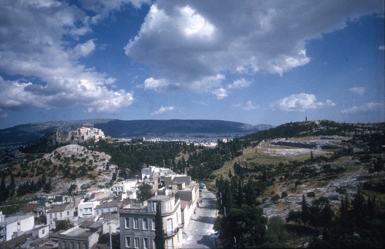 Με το δενδροφύτεμα, ο γκρίζος ασβεστόλιθος των βράχων έχασε την πρωτοκαθεδρία του στο τοπίο (Αμερικανική Σχολή Κλασικών Σπουδών στην Αθήνα, Φωτογραφικό Αρχείο των Ανασκαφών Αρχαίας Αγοράς, 2004.01.0400 [HAT 64-169]).