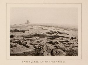 Εκτεταμένα λαξεύματα στη δυτική πλαγιά του λόφου των Νυμφών, προτού λατομηθούν (Universität Heidelberg).